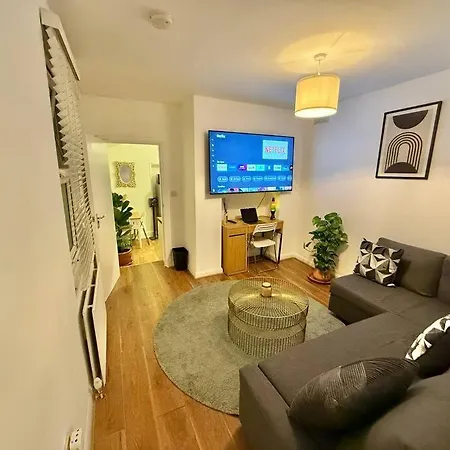 Cozy 1-Bedroom Flat